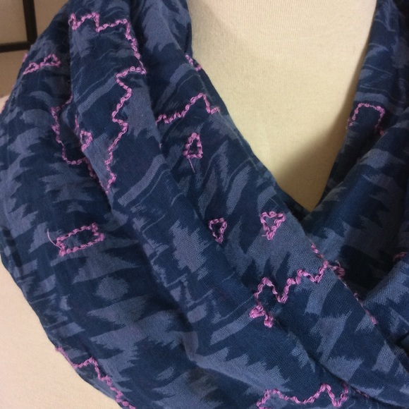 AmericanEagleOutfitters Navy & Pink Infinity Scarf - Picture 2 of 3